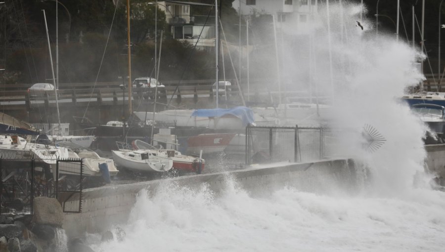 Advierten que marejadas anormales entre Aysén y Arica podrían generar riesgos de sobrepasos y daños en el borde costero