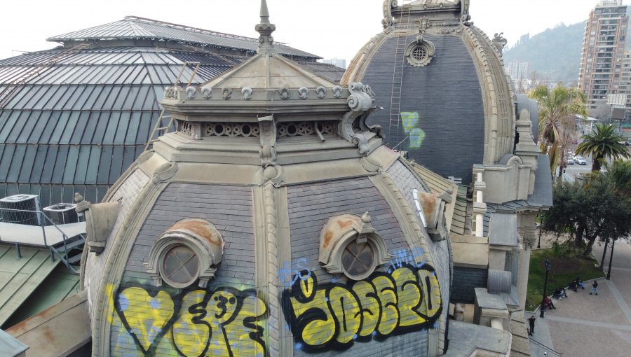Cúpula del Museo Nacional de Bellas Artes fue vandalizada por dos sujetos que realizaron grafitis
