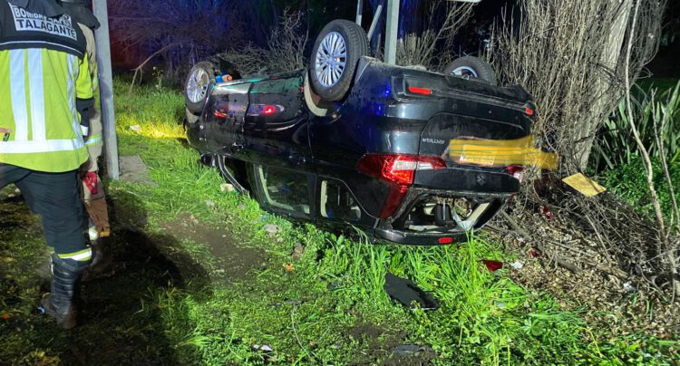 12 lesionados entre ellos 4 niños tras volcar auto en plena Ruta 78 en dirección a Santiago