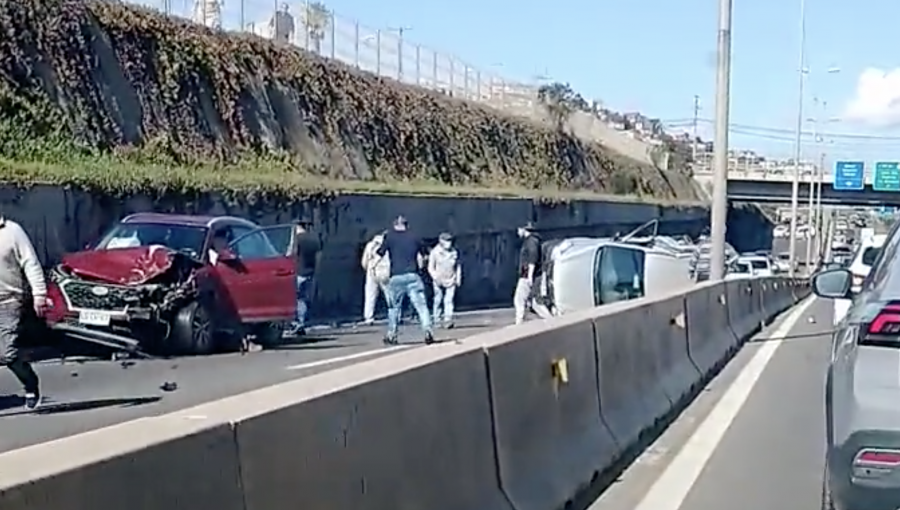 Tres personas lesionadas deja violenta colisión que involucró a tres automóviles en Viña del Mar: un vehículo terminó volcado
