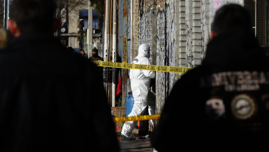 Joven de 22 años fue encontrado sin vida tras incendio estructural en Quilicura: su hermana, de 17 años, pudo ser rescatada