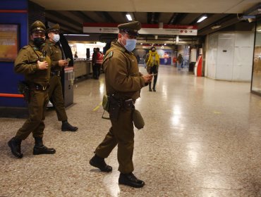 Cerveza derramada en un vagón del Metro de Santiago habría originado feroz pelea que terminó con un sujeto apuñalado