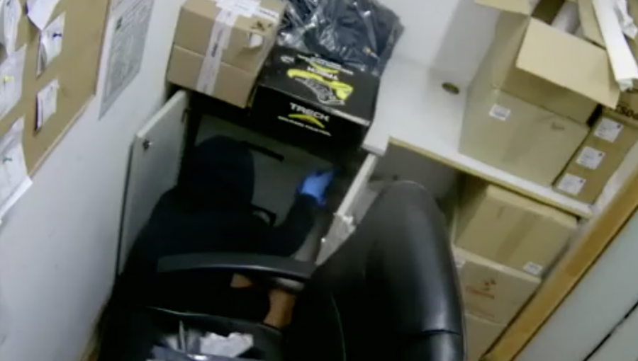 Sorprenden a dos delincuentes menores de edad intentando robar una caja fuerte en mall de Maipú