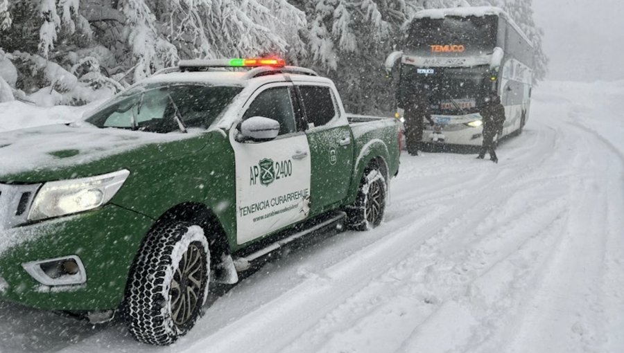 Rescatan a casi un centenar de pasajeros de buses que quedaron atrapados en ruta de Curarrehue producto de las nevazones