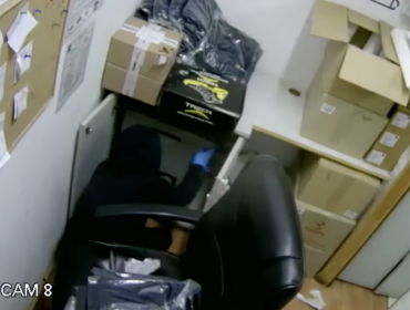 Sorprenden a dos delincuentes menores de edad intentando robar una caja fuerte en mall de Maipú