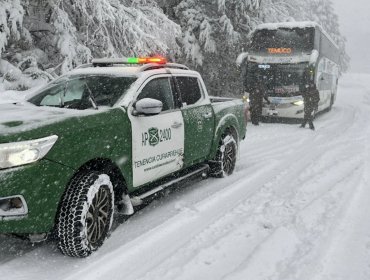 Rescatan a casi un centenar de pasajeros de buses que quedaron atrapados en ruta de Curarrehue producto de las nevazones