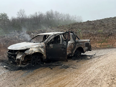 Cinco maquinarias forestales y seis vehículos fueron destruidos en nuevo ataque incendiario al interior de un predio en Arauco
