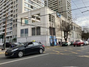 Hombre disparó contra ventanal de supermercado en Valparaíso tras amenazar a cajera que le pidió carnet para comprar alcohol