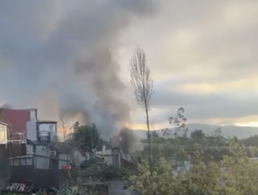 Incendio en el campamento Parcela 11 de Viña del Mar consume dos viviendas de material mixto y amenaza con propagarse a otras