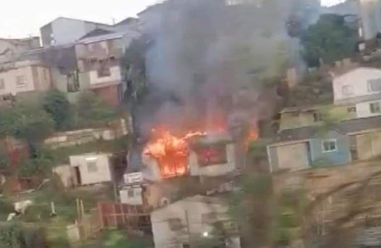 Dos viviendas destruidas y un adulto mayor con quemaduras graves dejó incendio en sector Forestal Alto de Viña del Mar