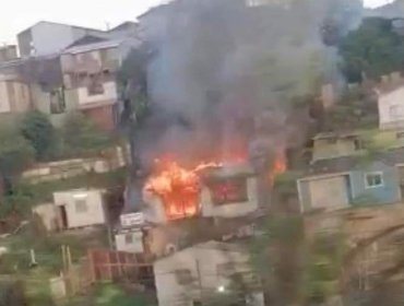 Dos viviendas destruidas y un adulto mayor con quemaduras graves dejó incendio en sector Forestal Alto de Viña del Mar