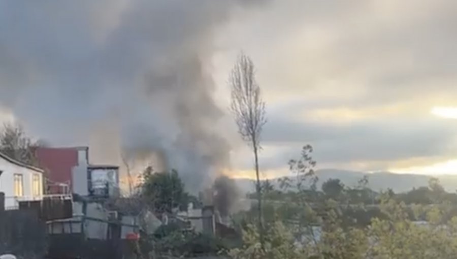 Incendio en el campamento Parcela 11 de Viña del Mar consume dos viviendas de material mixto y amenaza con propagarse a otras