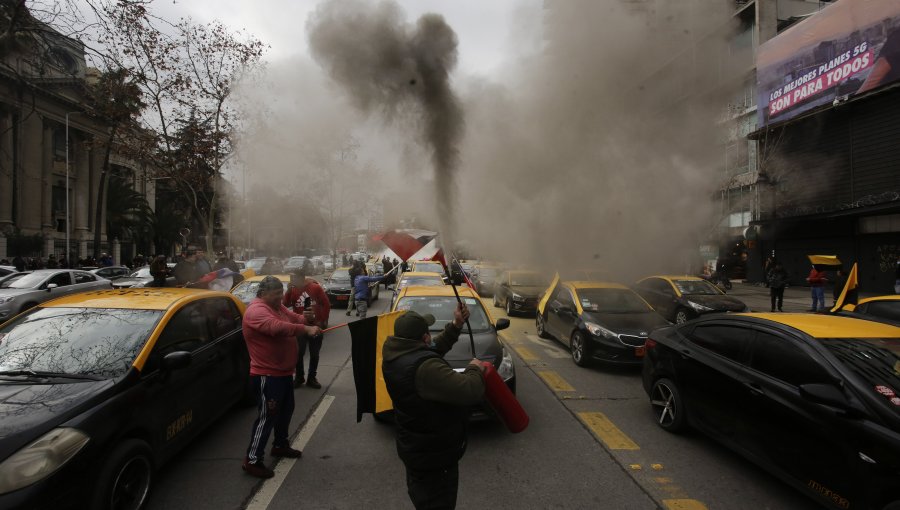 Manifestación de taxistas contra aplicaciones de transportes en La Alameda provocó cortes y desvíos de tránsito