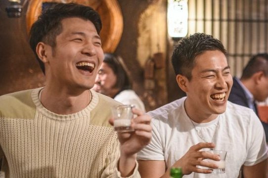 "¡Viva el Sake!": La inusual campaña en Japón para animar a los jóvenes a beber más alcohol