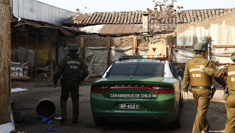 Mujer fue víctima de violenta encerrona en Macul: delincuentes la intimidaron con armas de fuego y le robaron su automóvil