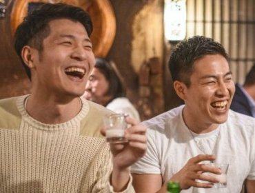 "¡Viva el Sake!": La inusual campaña en Japón para animar a los jóvenes a beber más alcohol