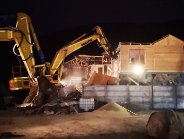 Desalojan y destruyen viviendas de “toma VIP” ubicadas en el borde costero de Antofagasta