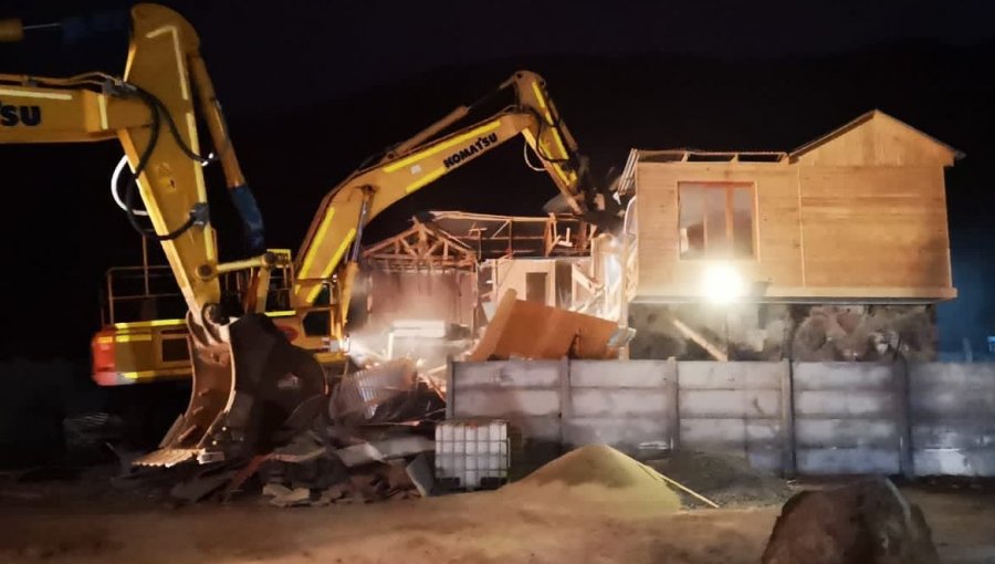 Desalojan y destruyen viviendas de “toma VIP” ubicadas en el borde costero de Antofagasta