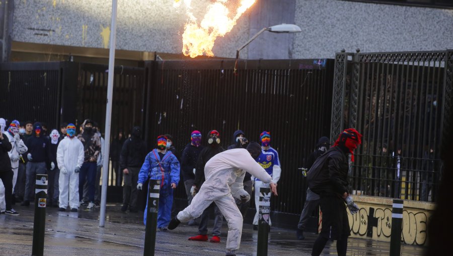 Nueva jornada de disturbios en inmediaciones del Instituto Nacional: sujeto arrojó bomba molotov al segundo piso del liceo