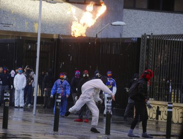 Nueva jornada de disturbios en inmediaciones del Instituto Nacional: sujeto arrojó bomba molotov al segundo piso del liceo