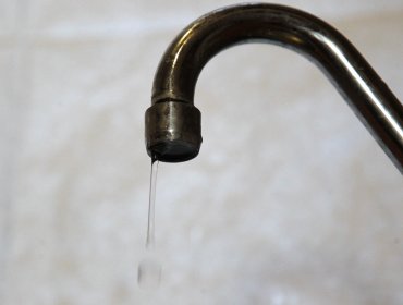 Agua turbia en Santiago: Sanitaria dice que a pesar de aquello el vital líquido debería estar apta para consumo