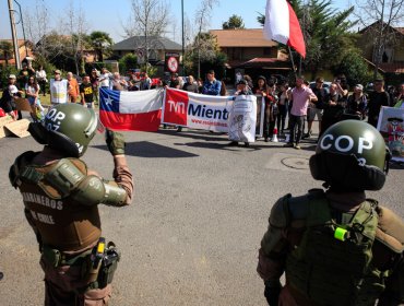 Grupo antivacunas fue a protestar a la casa de la Ministra de Salud contra las medidas sanitarias implementadas en el país