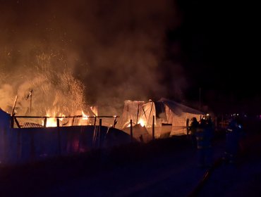 Una casa patronal, galpones, maquinaria y un vehículo fueron incendiados en Lanalhue: Ataque dejó un herido por perdigones