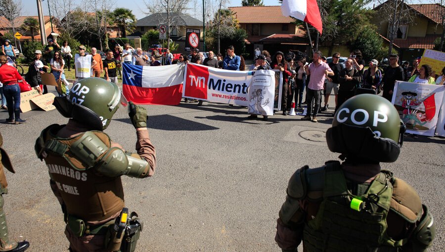 Grupo antivacunas fue a protestar a la casa de la Ministra de Salud contra las medidas sanitarias implementadas en el país