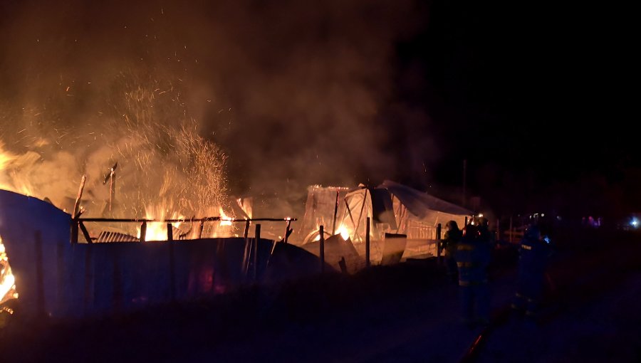 Una casa patronal, galpones, maquinaria y un vehículo fueron incendiados en Lanalhue: Ataque dejó un herido por perdigones