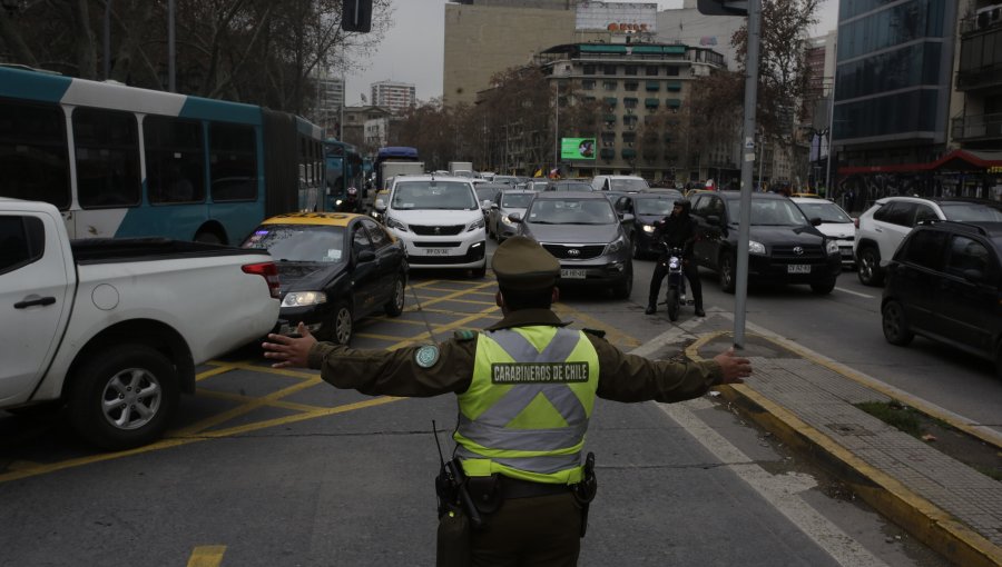 Nueva jornada de protestas en el Instituto Nacional genera una serie de desvíos de tránsito en el centro de Santiago