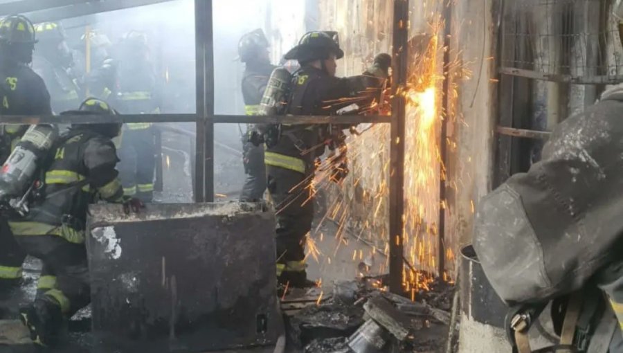 Bomberos logró controlar tras varias horas de trabajo el incendio que afectó a bodega en Ñuñoa