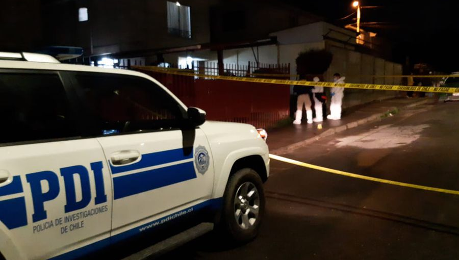 Asesinan a balazos a dos jóvenes y dejan grave a dos menores de edad en Valparaíso: ataque contra automóvil provocó además un accidente