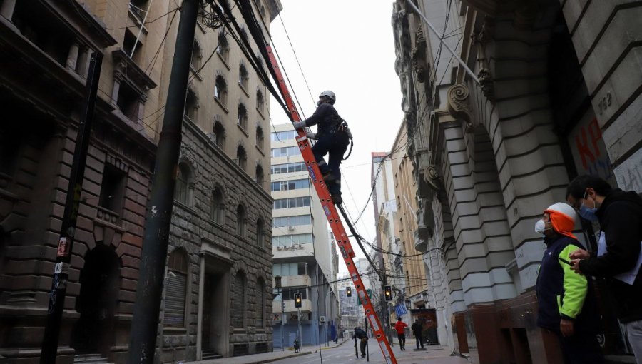 Inician operativo de retiro de cables en desuso para hacer frente a la contaminación visual en el plan de Valparaíso