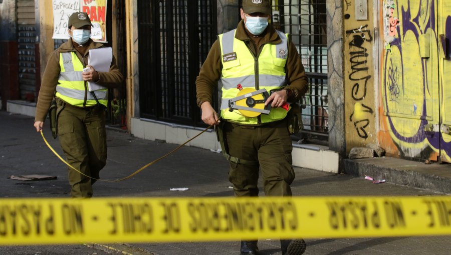 Universitario se encuentra en riesgo vital tras ser atropellado cuando arrancaba de un asalto en Santiago
