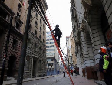 Inician operativo de retiro de cables en desuso para hacer frente a la contaminación visual en el plan de Valparaíso
