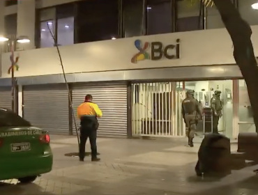 Solitario delincuente logró ingresar a sucursal bancaria de Santiago, pero alarma de seguridad lo delató: fue detenido en el lugar