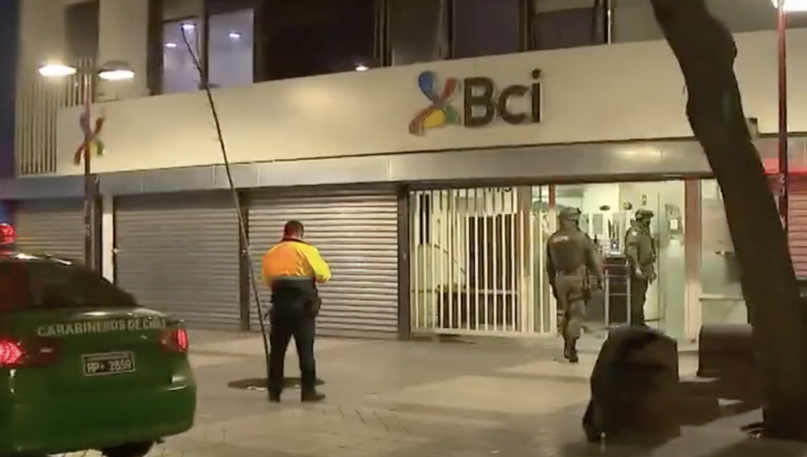 Solitario delincuente logró ingresar a sucursal bancaria de Santiago, pero alarma de seguridad lo delató: fue detenido en el lugar