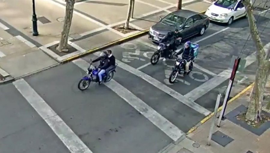 Motochorros armados asaltaron a hombre a la salida de un banco en Las Condes: Le robaron $20 millones