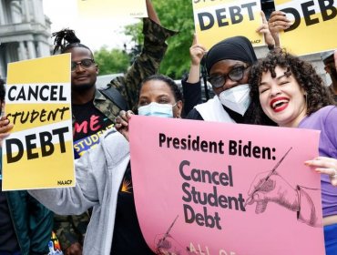Los millones de estadounidenses que se ahorrarán hasta US$20.000 gracias al perdón de las deudas estudiantiles anunciado por Biden