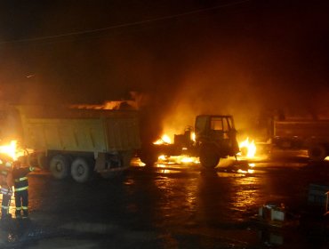 Encapuchados armados incendiaron seis maquinarias, dos camiones y cuatro camionetas en Capitán Pastene