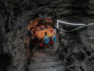 Cuevas-refugio y enormes bloques de hielo: Las creativas medidas de los chinos frente a la ola de calor