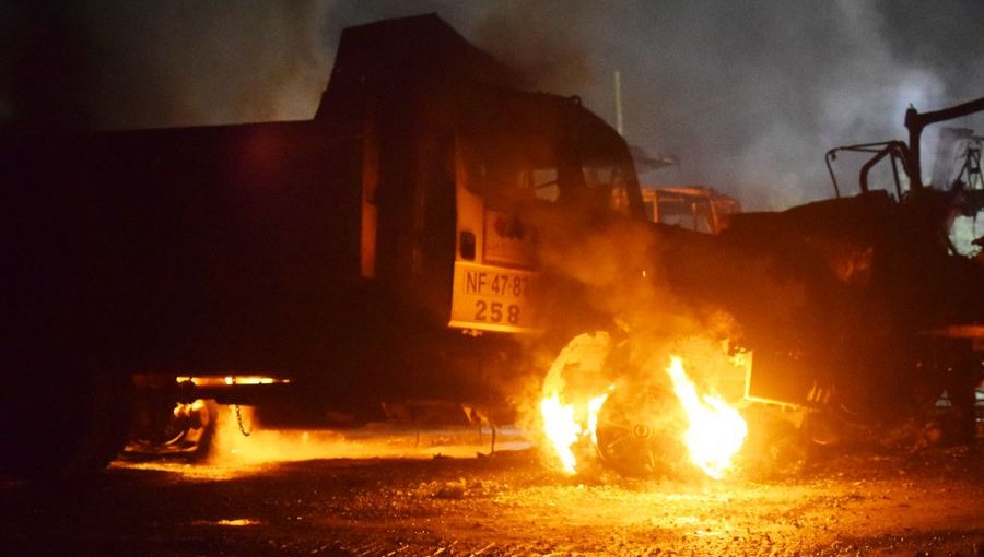 Antisociales ingresaron a fundo en Mulchén y quemaron dos tractores: es el tercer ataque incendiario tras detención de Héctor Llaitul
