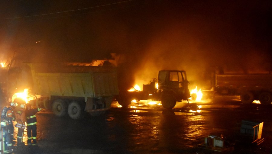 Encapuchados armados incendiaron seis maquinarias, dos camiones y cuatro camionetas en Capitán Pastene