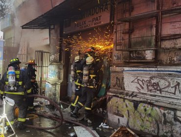 Incendio afectó a dos locales comerciales en Recoleta: más de 120 bomberos combatieron la emergencia