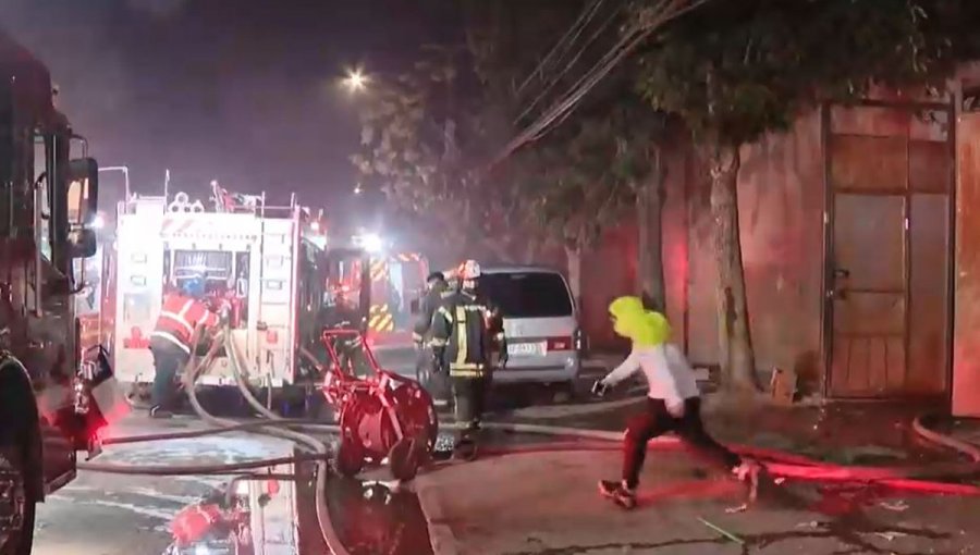 Cerca de 15 personas damnificadas deja incendio que afectó a un cité en Quinta Normal: fuego se habría originado por caída de vela