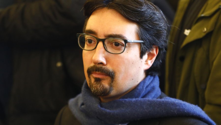 Senador Latorre por renuncia de Jeanette Vega: "Me parece muy sospechosa la forma como se está filtrando información sensible"