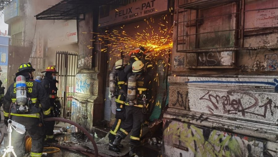 Incendio afectó a dos locales comerciales en Recoleta: más de 120 bomberos combatieron la emergencia