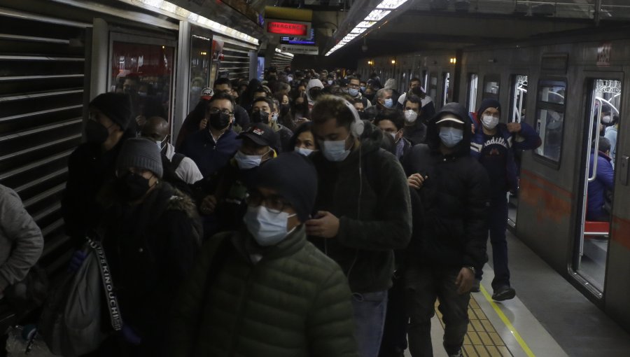 Nueva falla eléctrica en el Metro de Santiago provoca caos y cierre completo de toda la línea dos