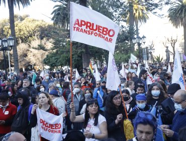 Diputada Cariola anuncia querella por performance sexual con bandera en Valparaíso y Defensoría de la Niñez hará denuncia