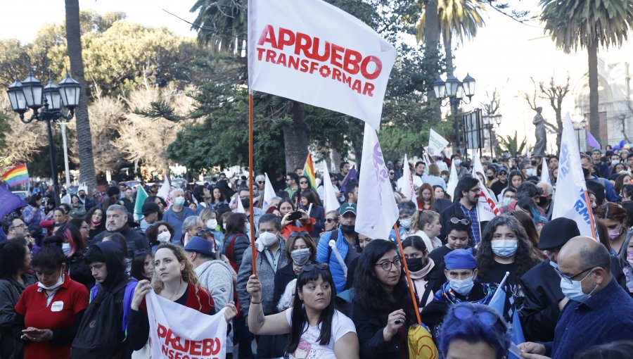 Diputada Cariola anuncia querella por performance sexual con bandera en Valparaíso y Defensoría de la Niñez hará denuncia